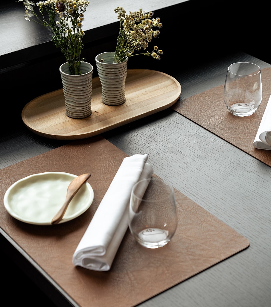 Restaurant Tisch gedeckt mit Blumen